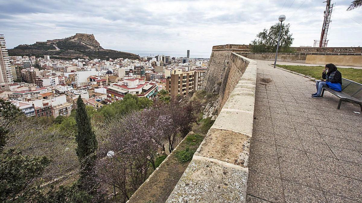 La nueva pasarela se situará por fuera del castillo y servirá también como mirador de la ciudad.  | ALEX DOMÍNGUEZ