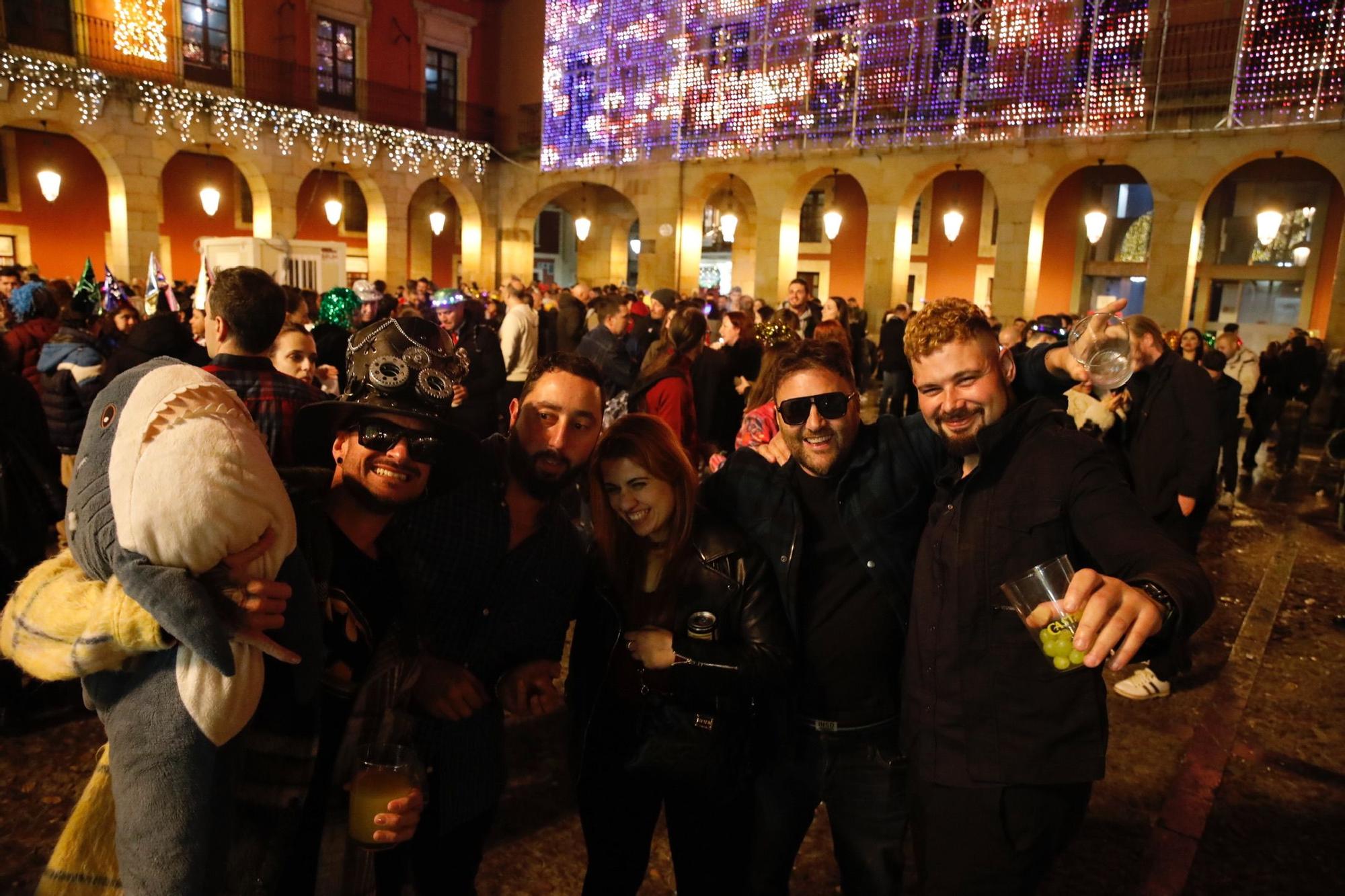 En imágenes: Gijón recibe el 2023 en la plaza Mayor, pero sin campanadas