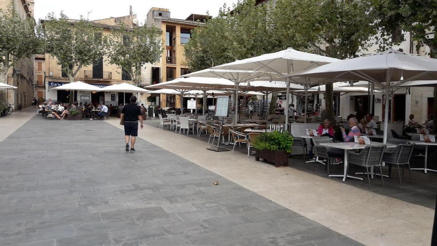 Imagen de las terrazas de la Plaça Major de Pollença.