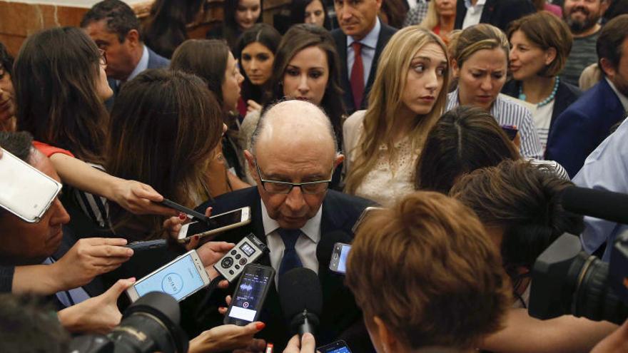 Cristóbal Montoro, rodeado por los medios en la mañana de este miércoles.