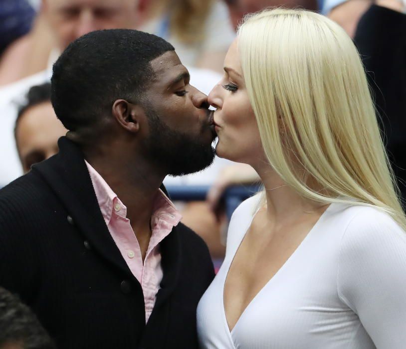 La esquiadora Lindsey Vonn se besa con su novio P.K. Subban.