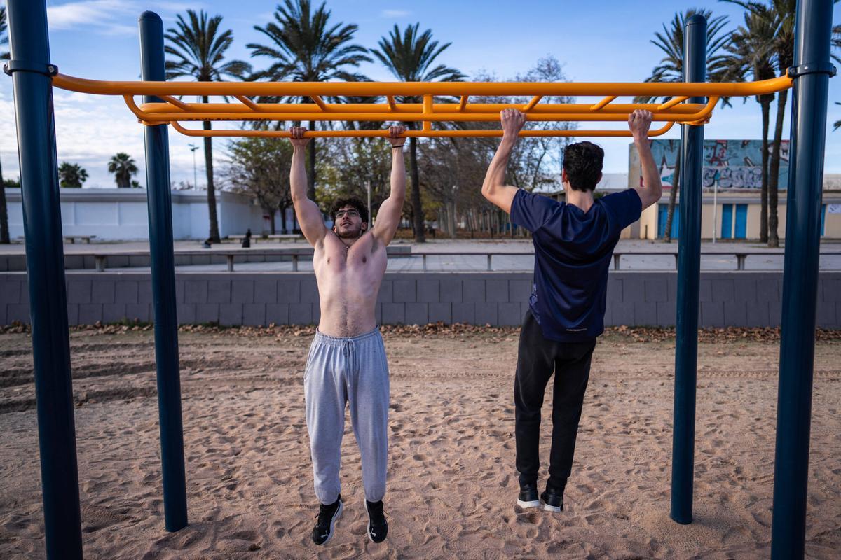 Personas entrenan al aire libre en espacios públicos de Sant Adrià del Besòs, aprovechando zonas abiertas del área metropolitana para la práctica deportiva.