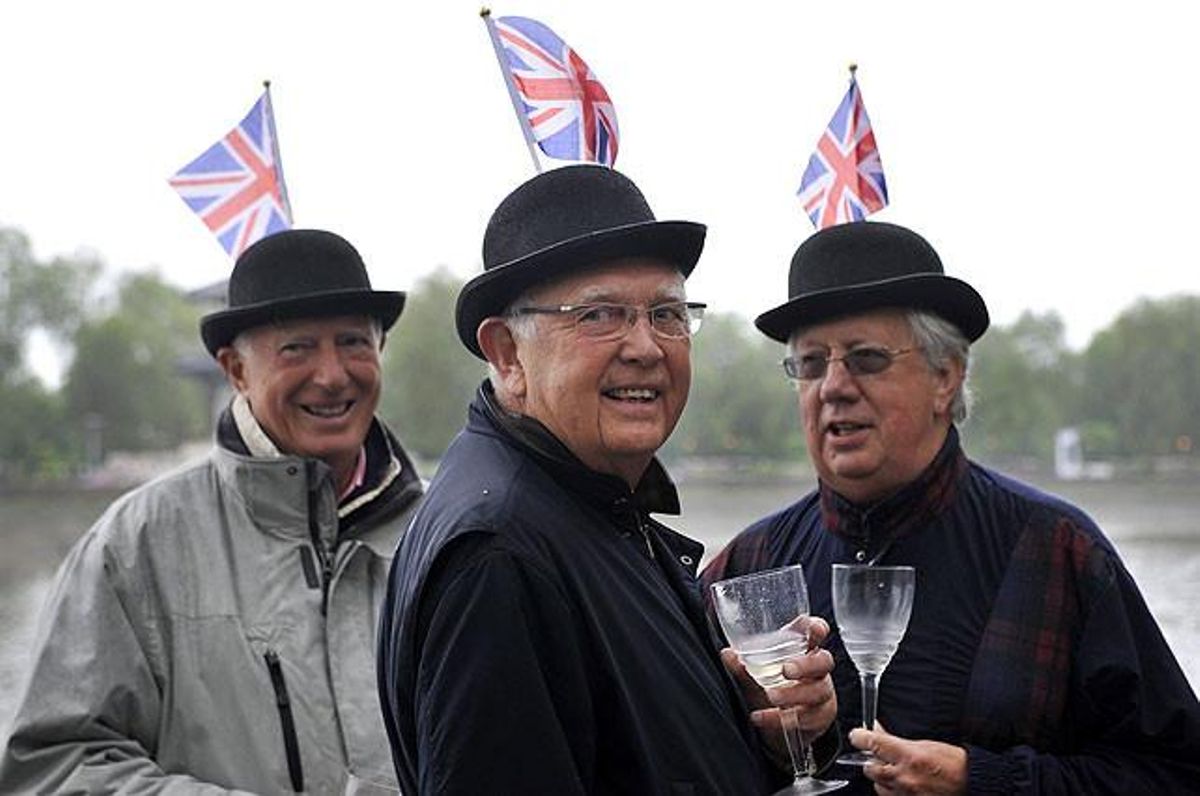 Tres homes bevent vi i amb decoració britànica observen la desfilada de vaixells a prop del pont de Chelsea.