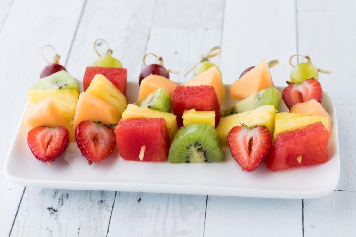 Brochetas de fruta fresca.