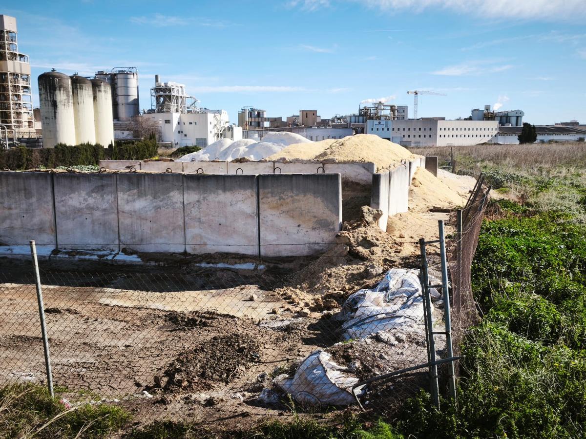 Vista de los montones de residuos descargados junto a la depuradora en pleno temporal en febrero.