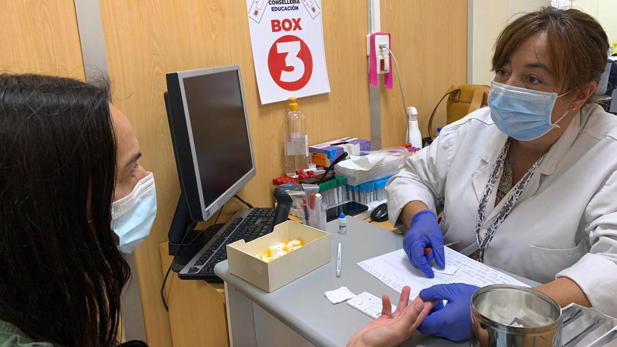 Realización del test rápido en el laboratorio del CHUO. // FdV