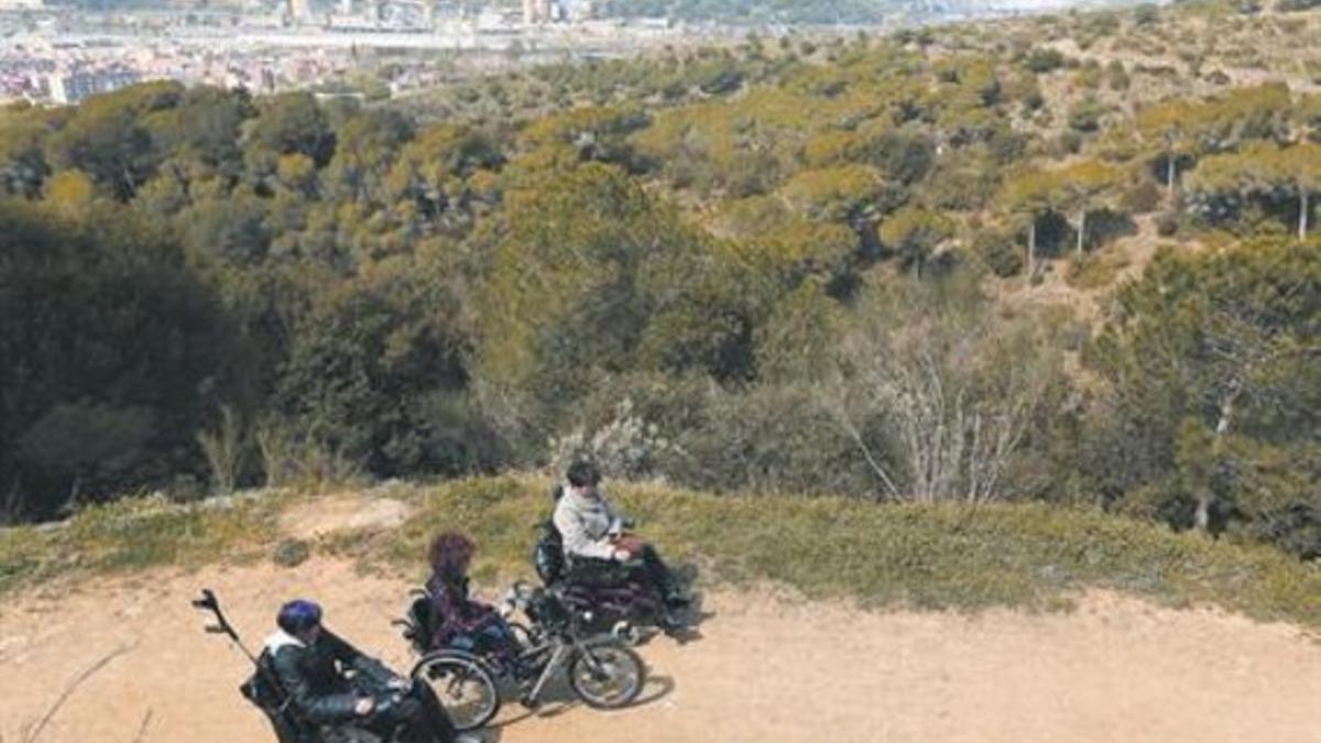 Carmen, Saúl y Manoli transitan por el circuito inclusivo de Santa Coloma.