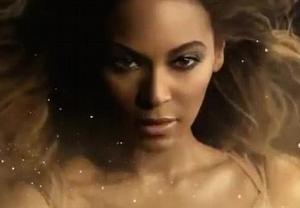 La cantant mostra el seu costat sensual.