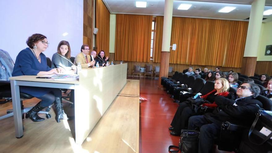 En la mesa, Joana M. Seguí, Camila Cela Marty, Llorenç Huguet, Pedro Guijarro y Maria Payeras.