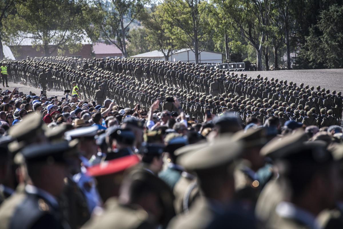 Multitudinaria jura de bandera en el Cefot de Cáceres, en julio de 2024.