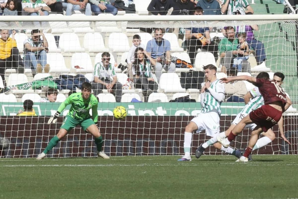 Iker Álvarez, en un lance del Córdoba CF-Leganés.