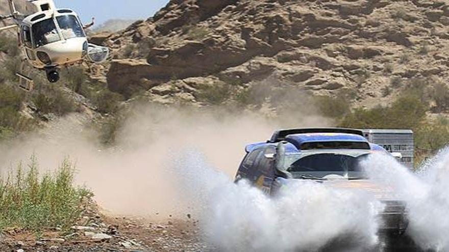 Carlos Sainz conduce su Volkswagen Touareg este jueves, durante la undécima etapa del Rally Dakar
