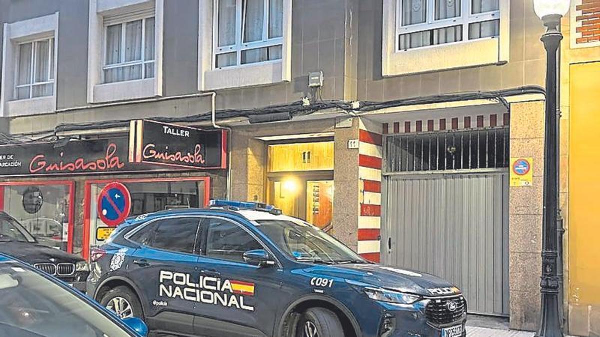 Un coche patrulla de la Policía Nacional en el lugar de los hechos.