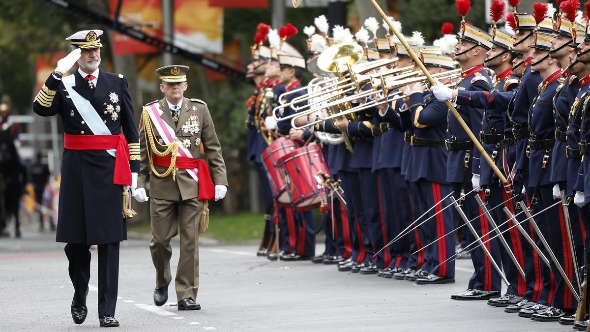 El rey Felipe y la princesa Leonor durante el desfile de las Fuerzas Armadas con motivo de la Fiesta Nacional