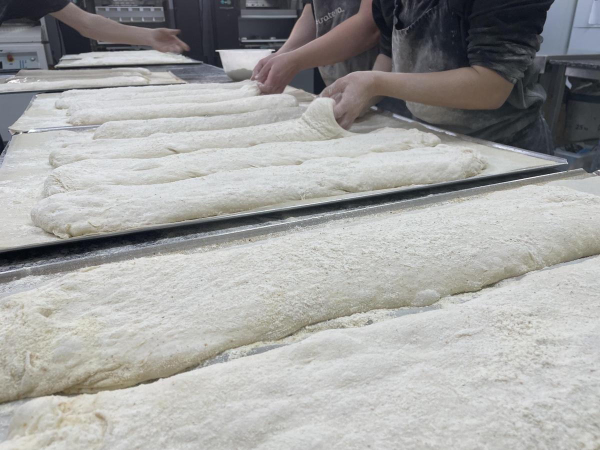 Treballadors preparant la massa de La Nevateria.