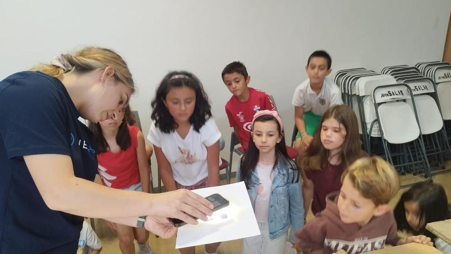"Misión Eclipse", los más pequeños de Salas aprenden cómo observar el evento astronómico y otros conceptos sobre el cosmos
