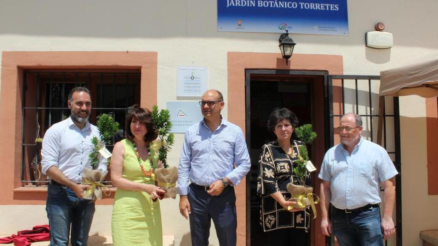 Los asistentes al acto durante el descubrimiento de la placa que sella el hermanamiento.