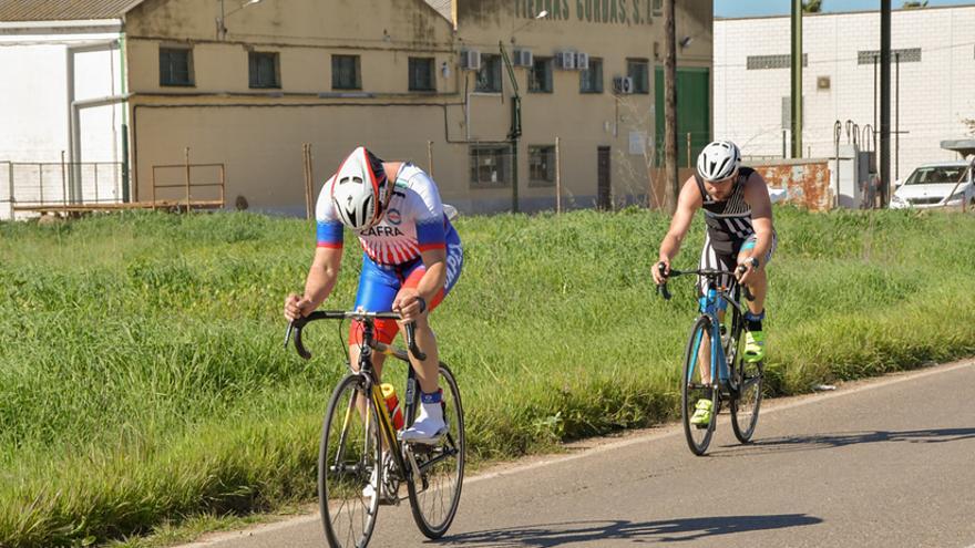 Participantes en el sector de ciclismo en una edición anterior del Duatlón de Montijo.