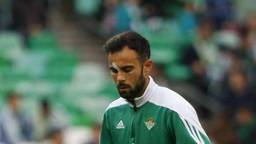 Molinero toca el balón durante su etapa en el Betis.