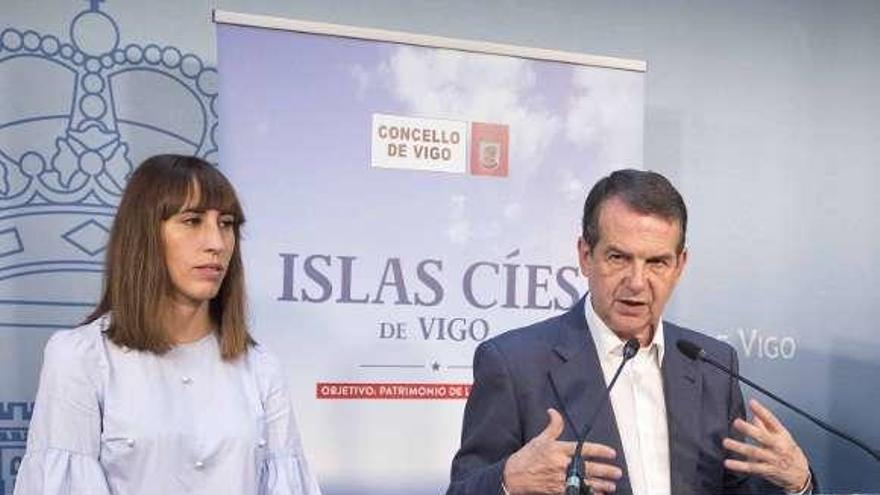 Caballero presentó ayer el cartel junto a la edil Laura Iglesias. // C. G.