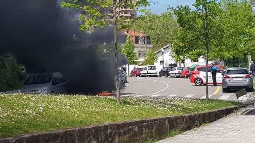 Arde un coche estacionado en las inmediaciones de Las Mestas