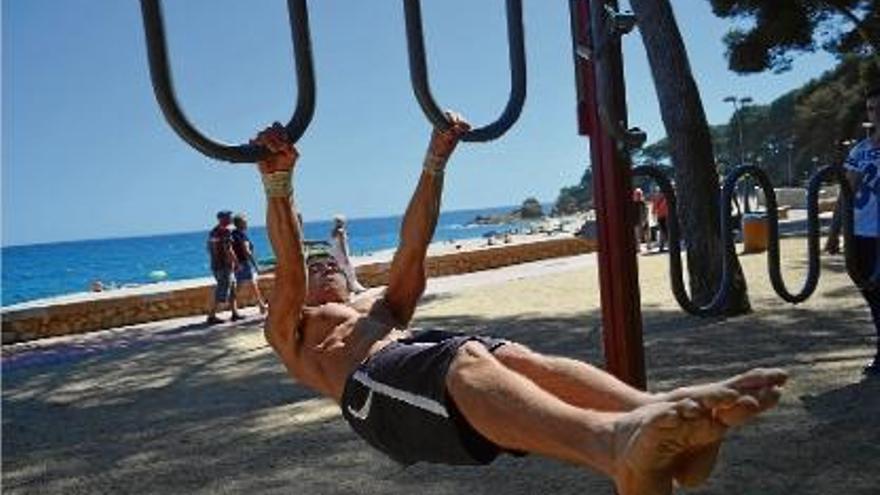 Un jove pràcticant Street Workout al Parc de Fenals de Lloret de Mar, al costat de la platja.