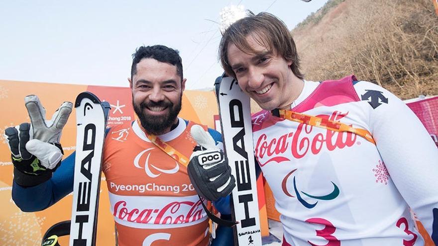 Miguel Galindo  y Jon Santacana celebran su plata.