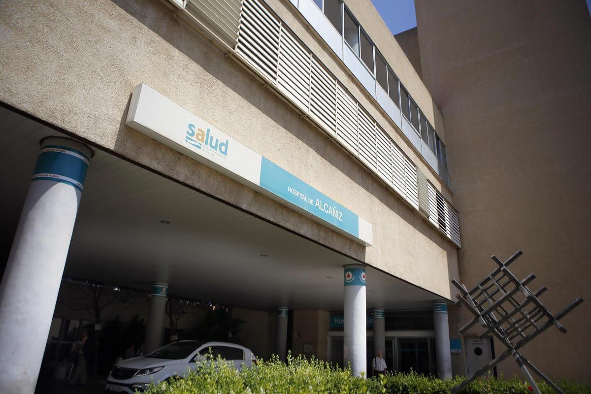 Acceso al hospital de Alcañiz, en una imagen de archivo.