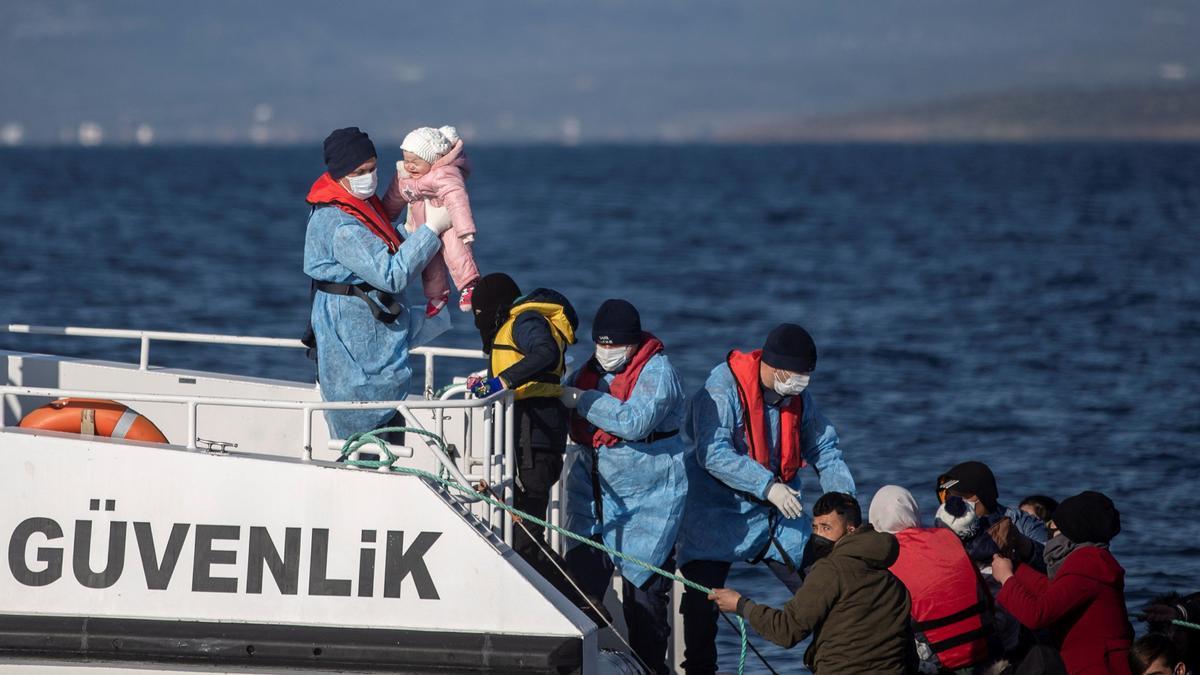 Guardacostas turcos rescatan migrantes que, supuestamente, fueron expulsados del lado griego, durante una patrulla en el mar Egeo.