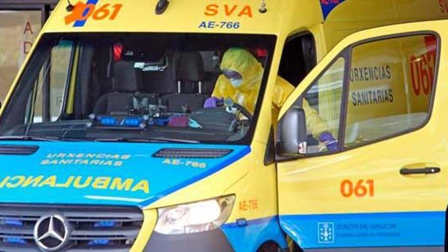Una ambulancia ante la puerta de urgencias del Cunqueiro. // M.G. BRea