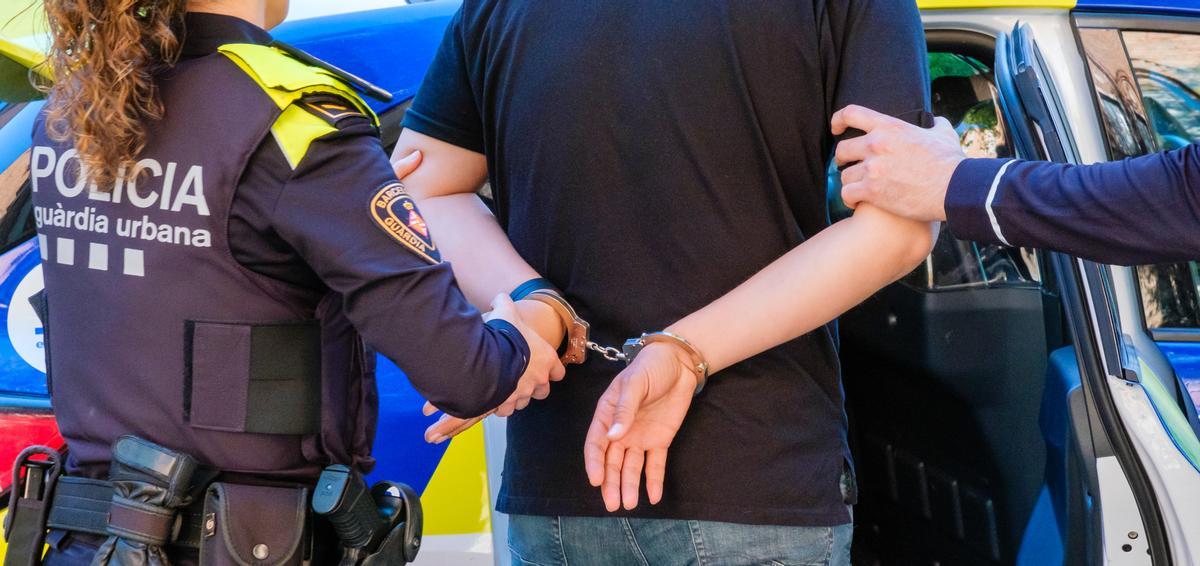 Un ladrón detenido por una patrulla de la Guardia Urbana