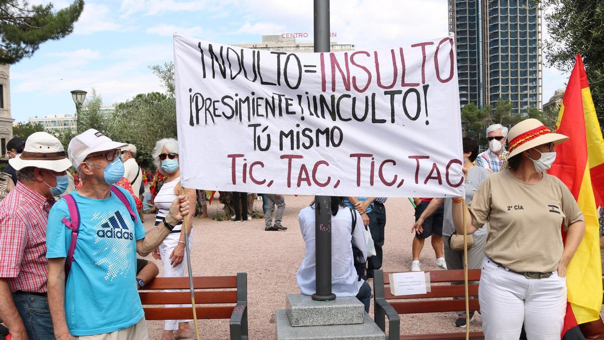 Manifestantes contra los indultos en la Plaza de Colón