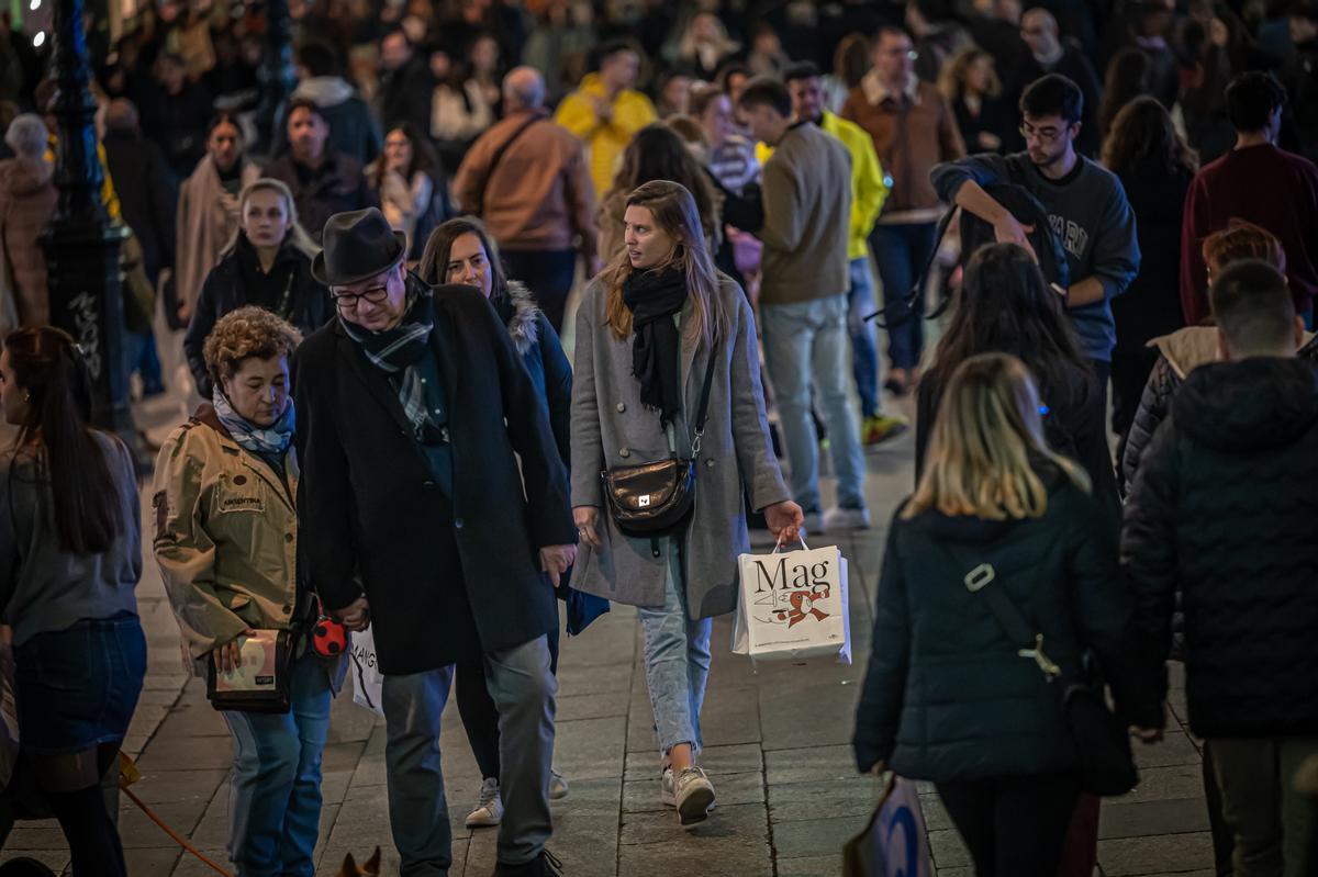 El centro de Barcelona repleto de compradores, ultimando los regalos de Reyes