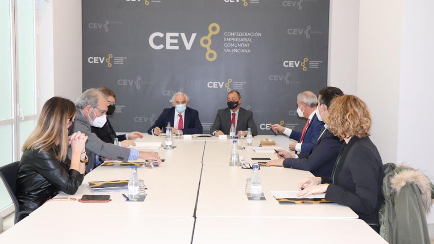 La CEV y la patronal de Madrid se alían para exigir contención fiscal