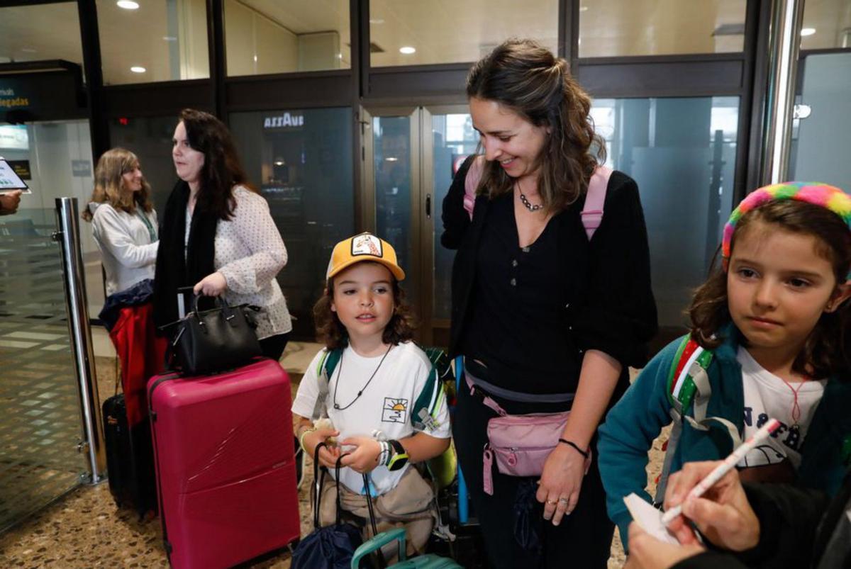 Arriba, Sara Santos, con sus hijas Maui y Poema Ernst, al llegar a Asturias; sobre estas líneas, Jorge Cabeza, tras facturar para coger el primer vuelo a Fráncfort. | Mara Villamuza