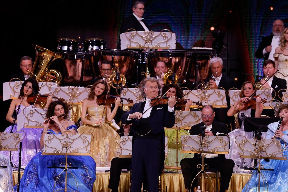 André Rieu convierte el Roig Arena en un salón de gala vienés.