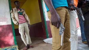 Milicianos anti Balaka armados en el pueblo de Bocaranga, en la República Centroafricana.