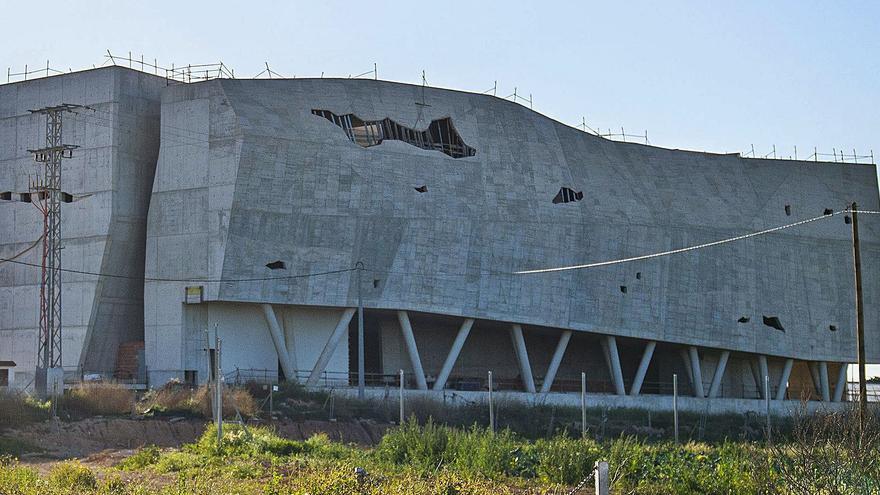 Las obras del imponente edificio proyectado para acoger el Museo Paleontológico están paradas desde 2013. | IVÁN J URQUIZAR