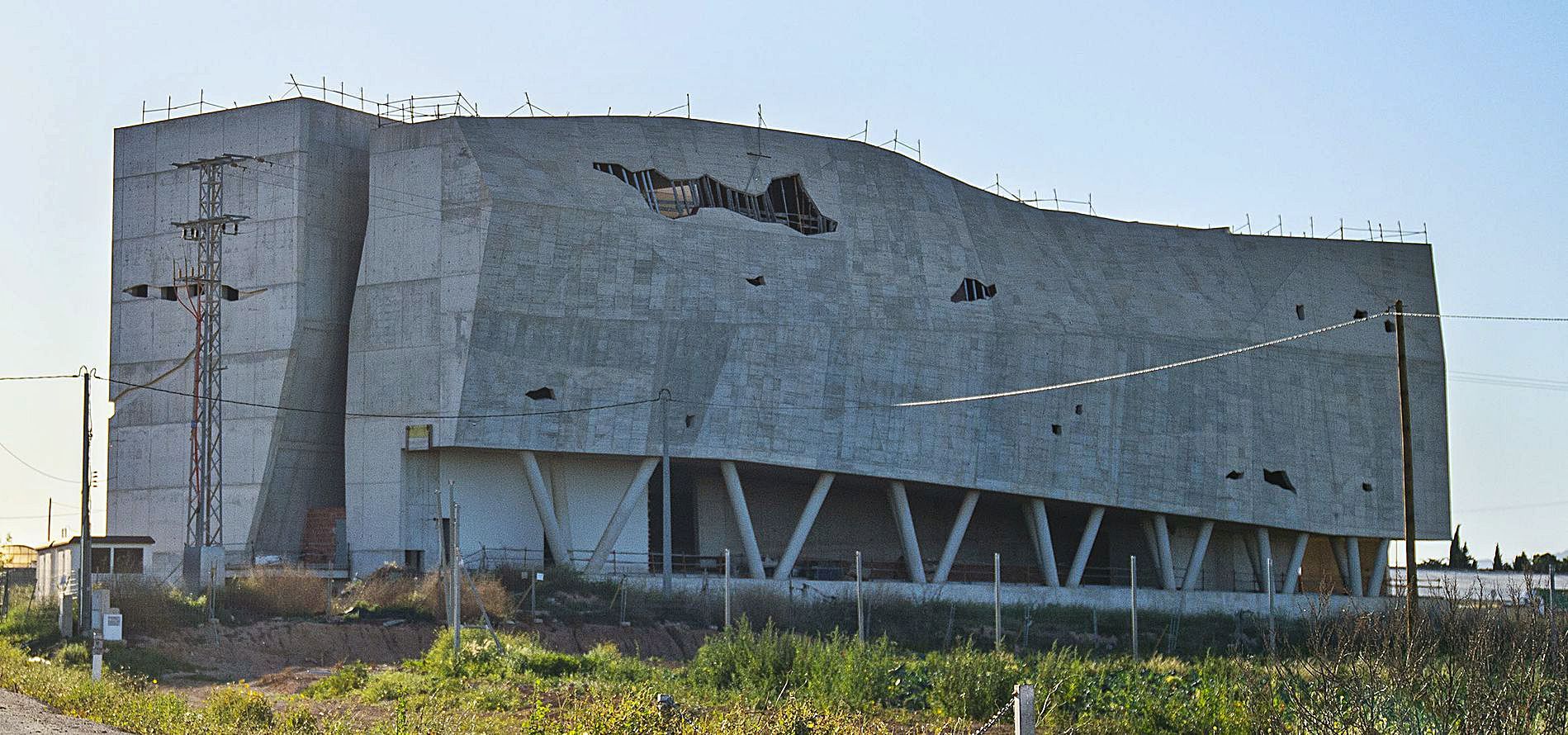 Las obras del imponente edificio proyectado para acoger el Museo Paleontológico están paradas desde 2013. | IVÁN J URQUIZAR