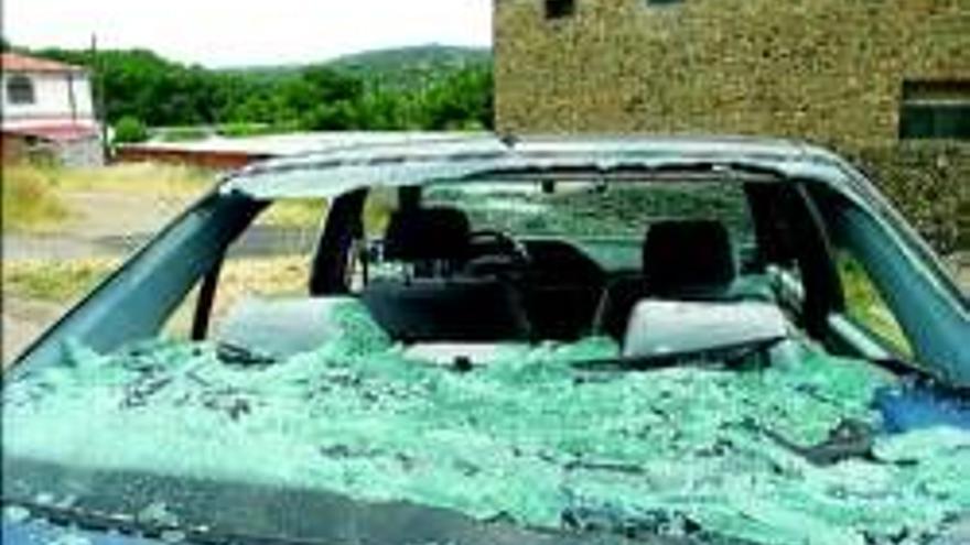 Aparece un coche conlas lunas destrozadas