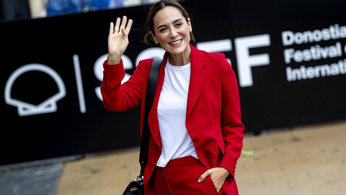 Tamara Falcó con traje rojo en el festival de cine de San Sebastián