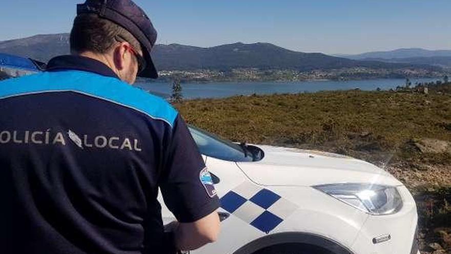 Un agente de la Policía Local de Rianxo. // FdV