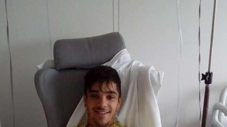 Cristian Merelles, sonriente, en una silla del Hospital San Agustín.