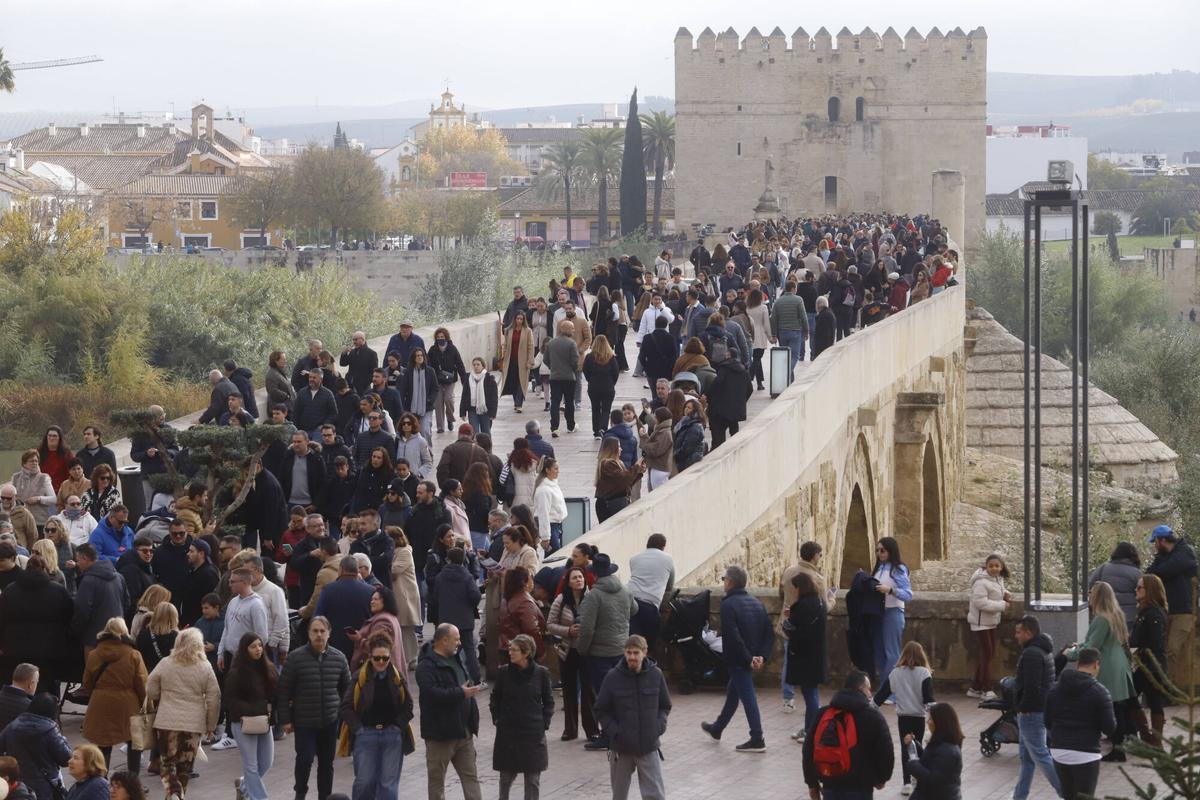 Turistas en el Puente Romano.