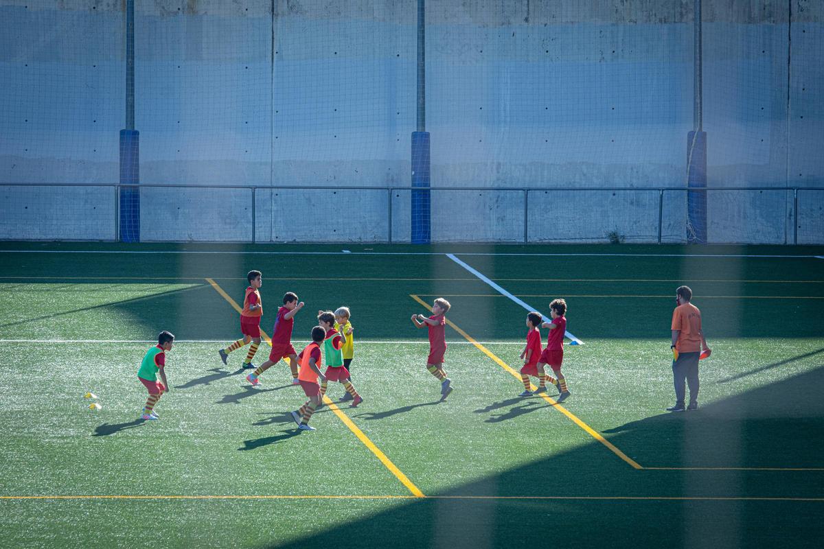 Niños jugando al fútbol en Pont de Marina, Barcelona