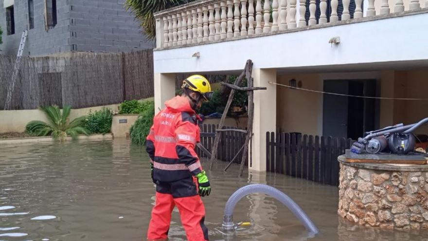 Bombers de Mallorca achican agua en una de las inundaciones en la isla causadas por la lluvia