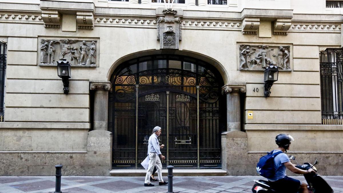 El edificio de la antigua sede de la CAM en la calle San Fernando de Alicante que quiere adquirir Suma.