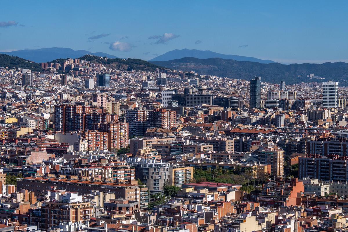 Les empreses van vendre 45.000 habitatges més dels que van comprar el 2025: Catalunya concentra el 27% de les operacions