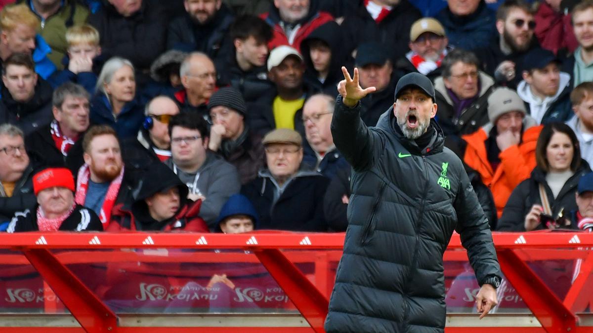 Klopp da órdenes a sus jugadores en el City Ground