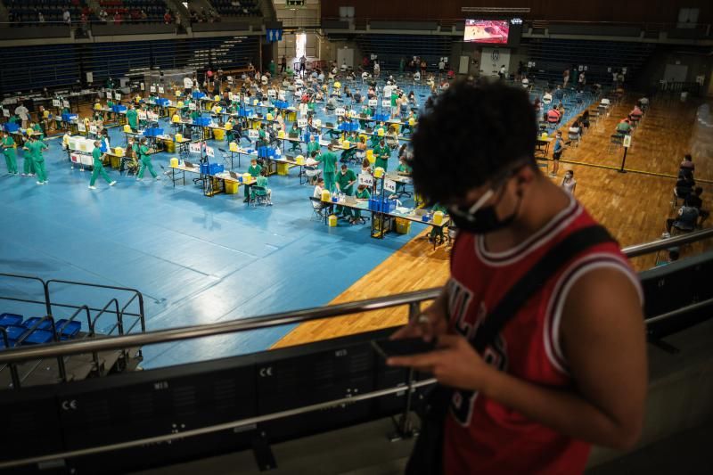 Jornada de vacunación a menores de 16 años en el Pabellón Santiago Martín